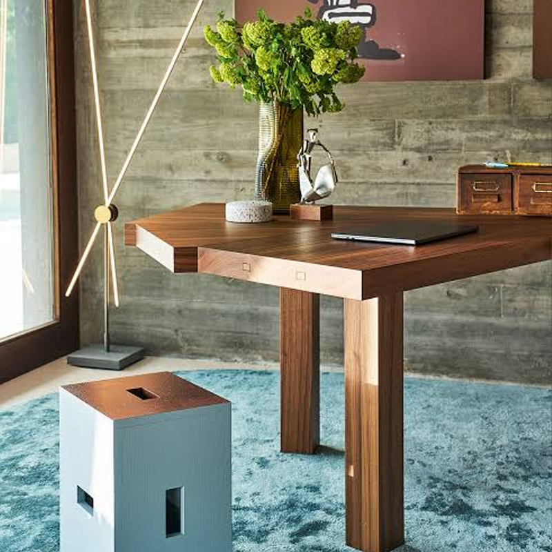 Table Ventaglio Cassina en noyer Canaletto dans un intérieur contemporain avec vase de fleurs et mobilier design