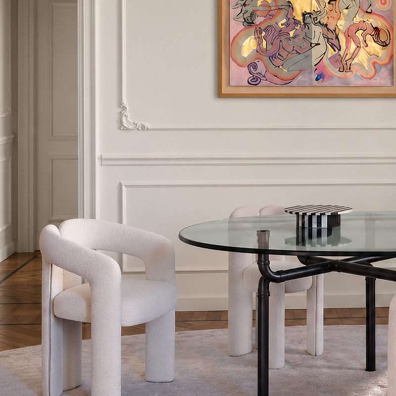 Table Edison 790 en verre transparent et structure noire dans un intérieur élégant avec fauteuils clairs