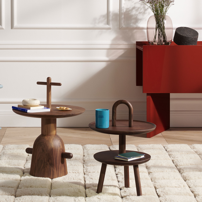 Deux tables d'appoint Réaction Poétique Cassina en frêne noir et noyer Canaletto dans un salon contemporain