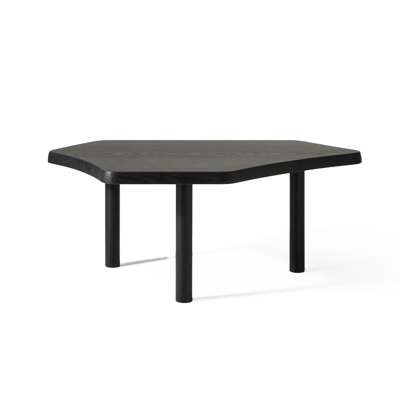 Table Montparnasse Cassina en frêne teinté noir avec plateau asymétrique et trois pieds cylindriques sur fond blanc