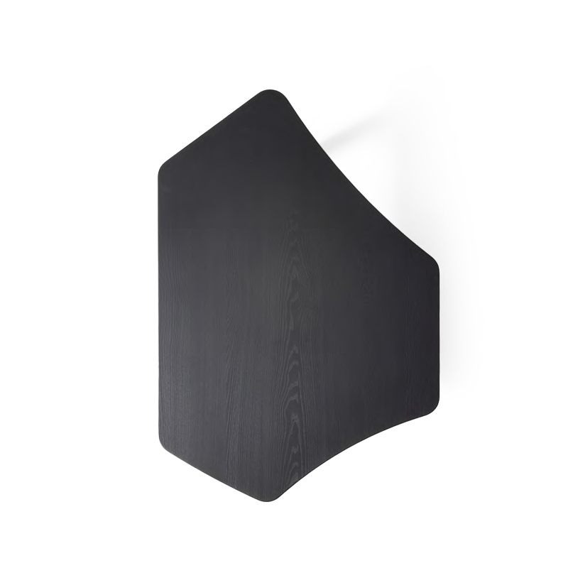 Vue de dessus du plateau à six pans asymétriques en frêne teinté noir de la table Montparnasse Cassina