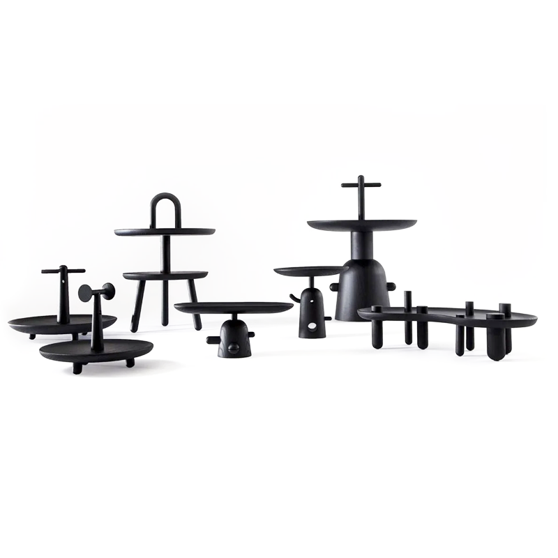 Collection Réaction Poétique de Jaime Hayon pour Cassina, ensemble de tables et objets sculpturaux en bois noir