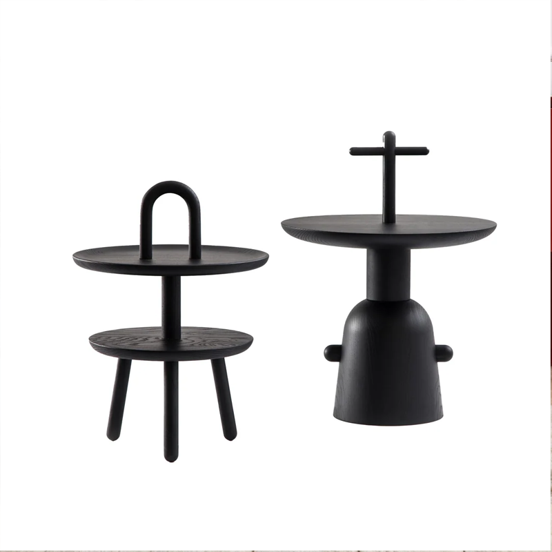 Deux tables d'appoint Réaction Poétique Cassina en bois noir, avec plateaux ronds et poignées sculpturales