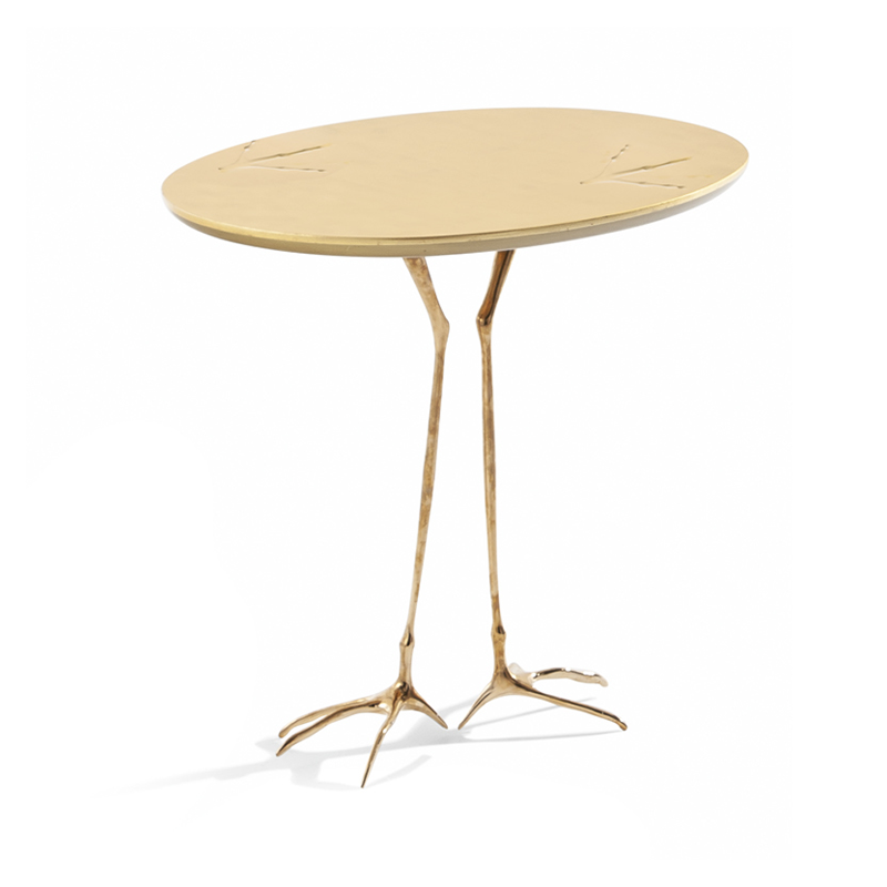 Table Traccia W50 01 Cassina en or jaune, design Meret Oppenheim, vue de trois quarts sur fond blanc