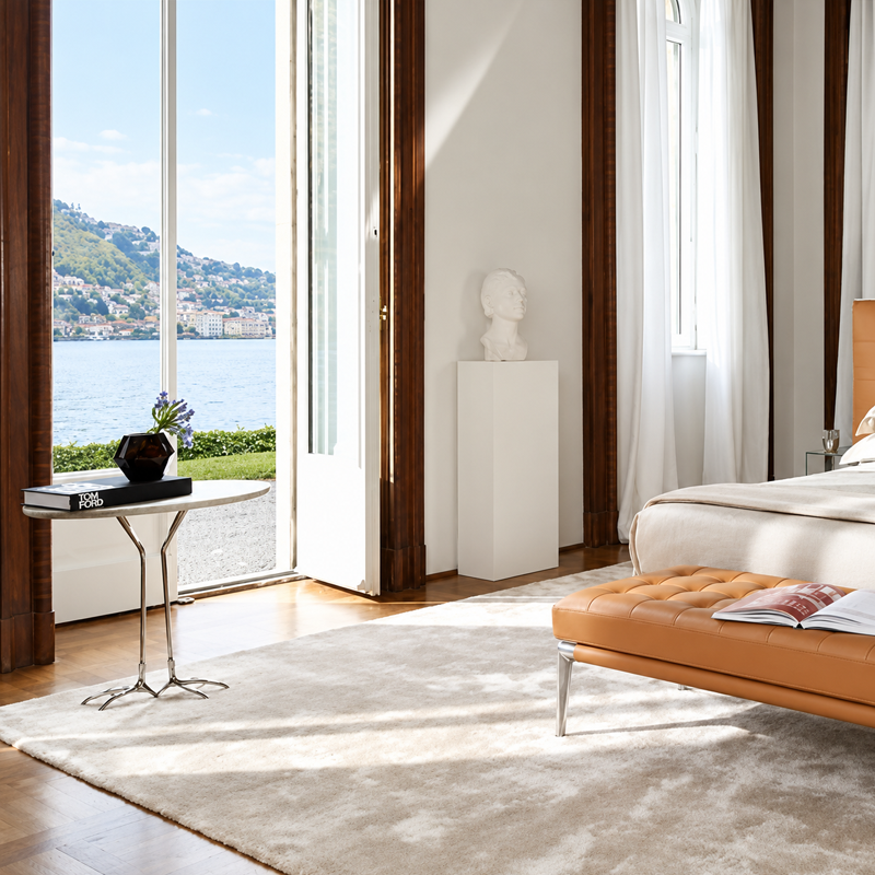 Table Traccia dorée de Meret Oppenheim dans un intérieur lumineux avec mobilier contemporain