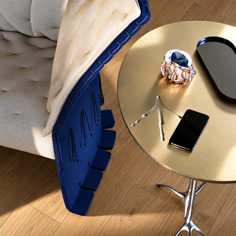Table d'appoint Traccia en or jaune de Meret Oppenheim près d'un canapé dans un intérieur contemporain
