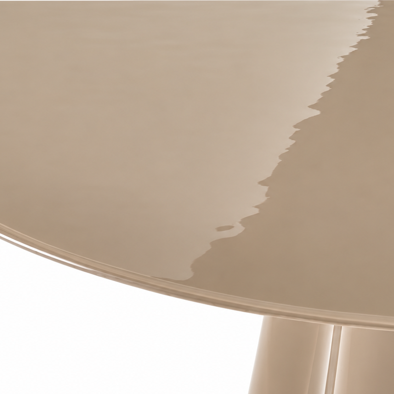 Gros plan sur le plateau en verre ondulé rétrolaqué beige Comfort de la table Treflo Cassina