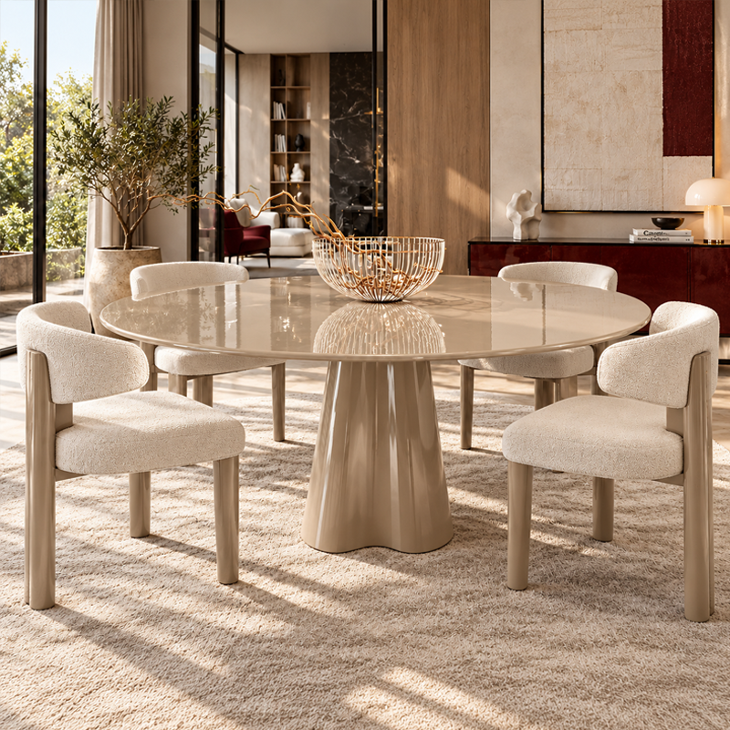 Table Treflo Cassina en finition beige Comfort dans une salle à manger élégante avec fauteuils clairs
