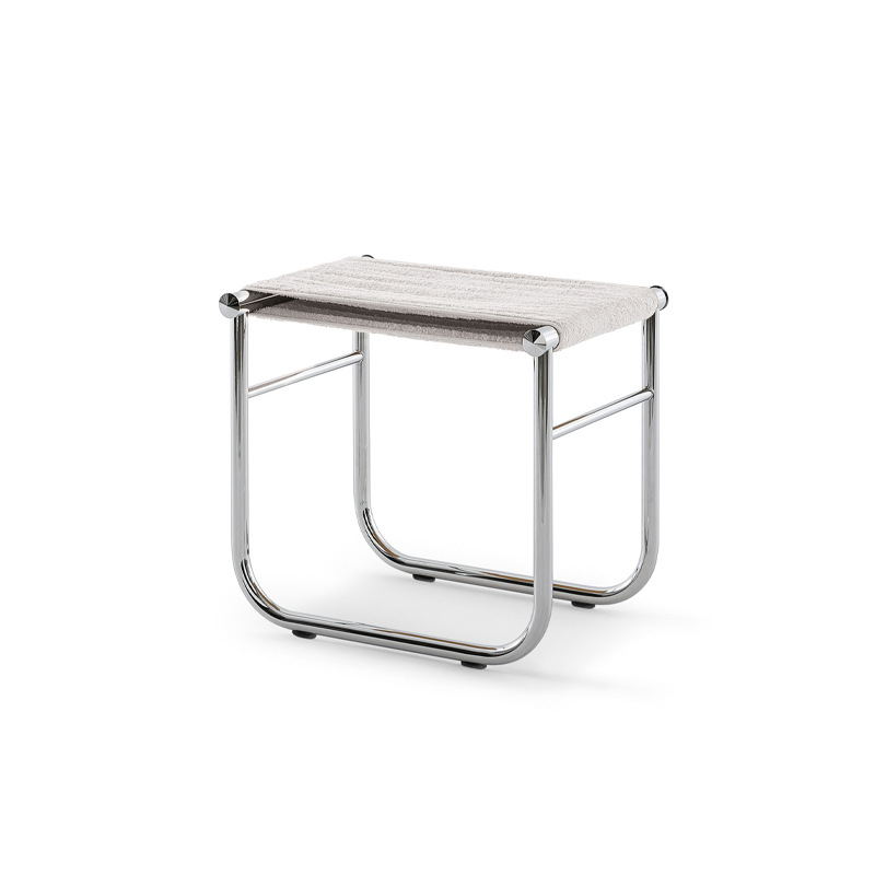 Tabouret de salle de bains 009 Cassina avec assise en tissu éponge blanc et structure chromée, vue de trois quarts