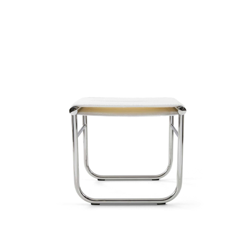 Tabouret de salle de bains 009 de Charlotte Perriand pour Cassina, assise blanche et piètement chromé, vue de face