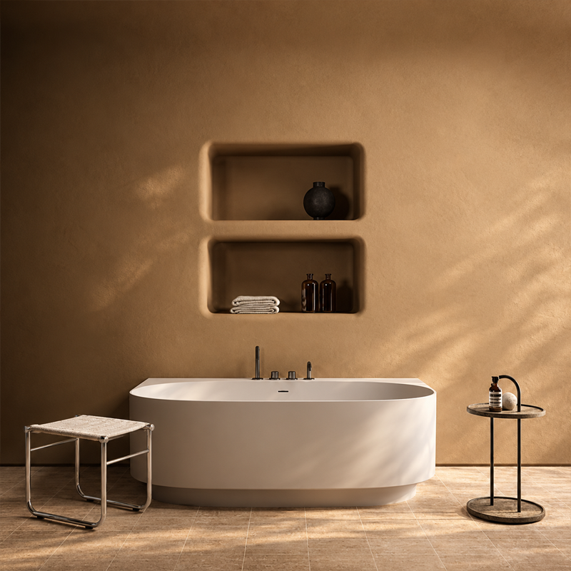 Tabouret Cassina 009 en acier chromé et tissu éponge blanc dans une salle de bains contemporaine aux murs sombres