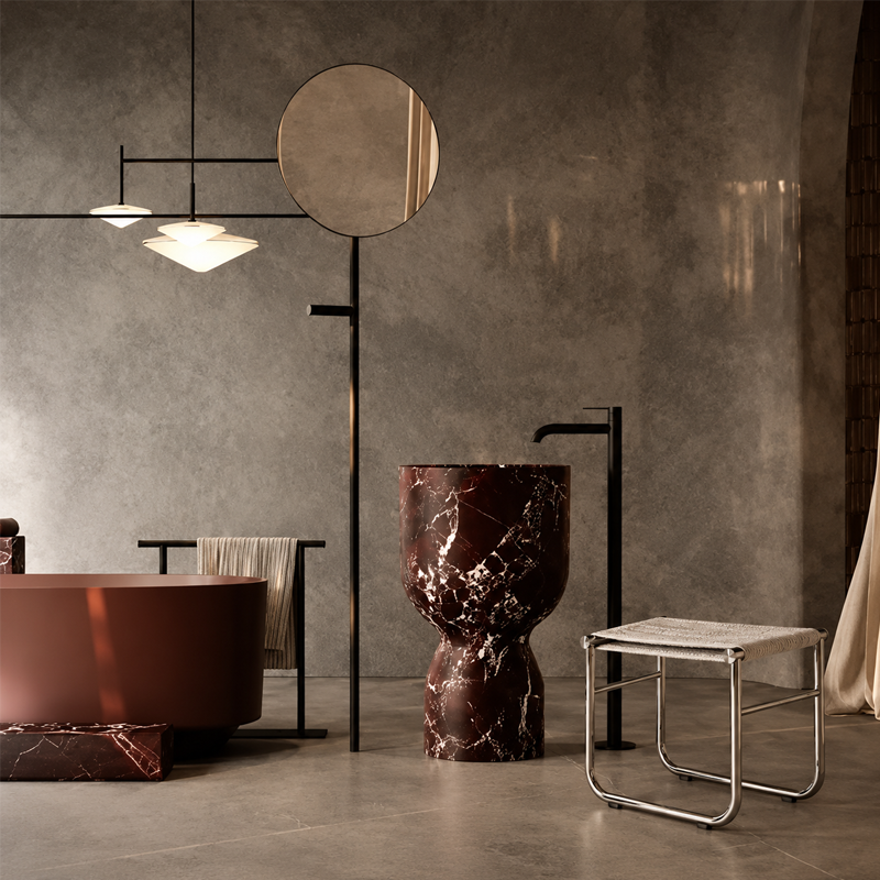 Tabouret de salle de bains Cassina en acier chromé et tissu blanc près d'une baignoire dans un intérieur lumineux