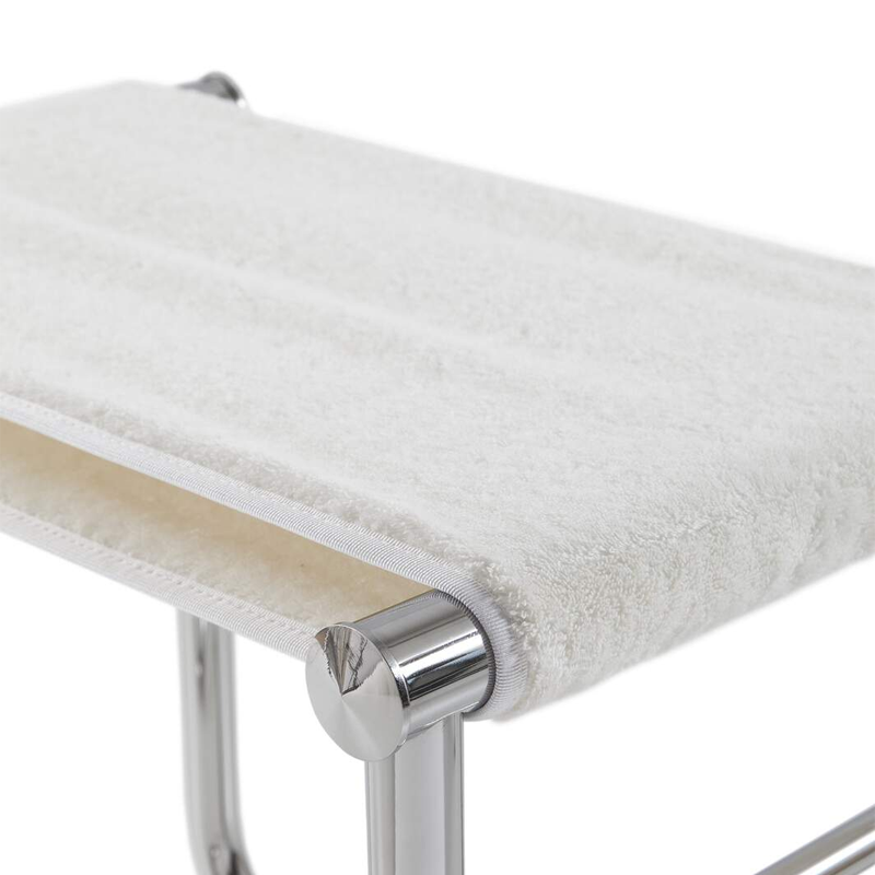 Gros plan sur le revêtement en tissu éponge blanc et sa fixation sur la structure chromée du tabouret 009 Cassina