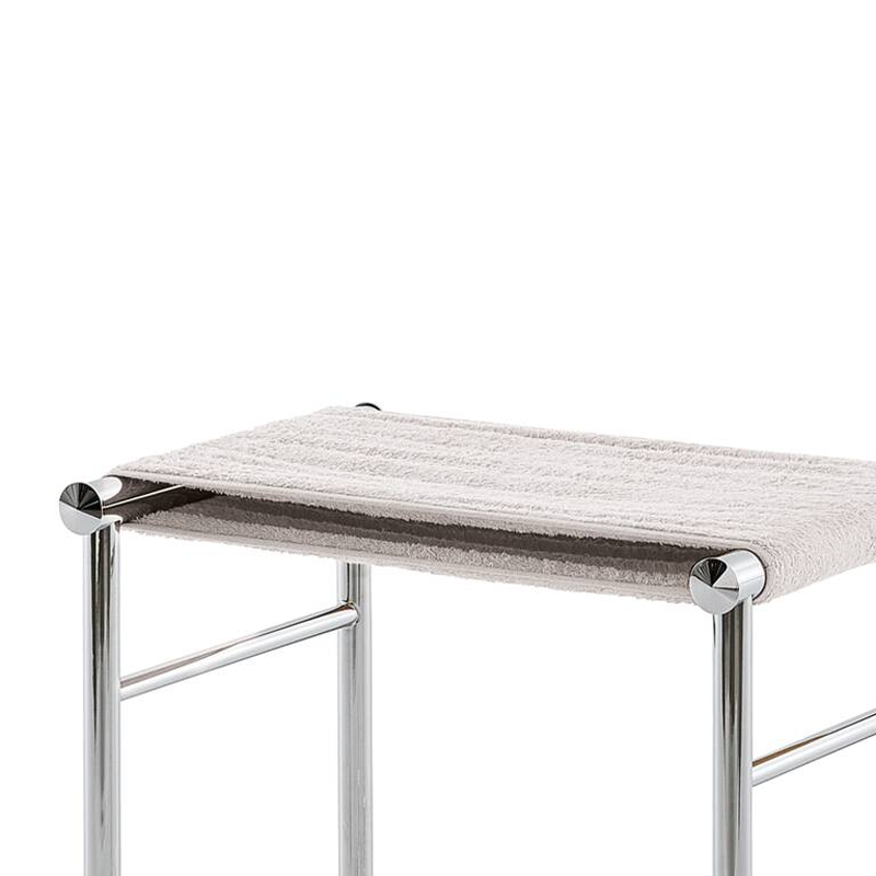 Tabouret de salle de bains 009 Cassina par Charlotte Perriand, structure en acier chromé et assise éponge blanche sur fond blanc