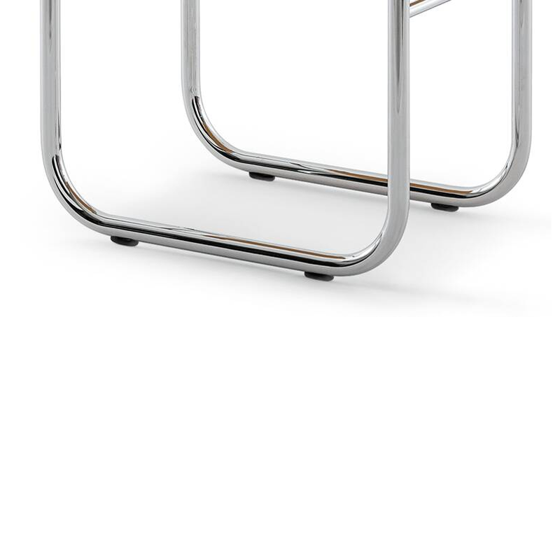 Gros plan sur la structure tubulaire en acier chromé du tabouret de salle de bains 009 Cassina